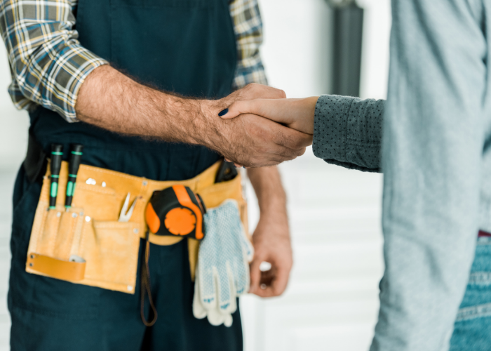 Photo of a plumber and customer shaking hand | Featured image for Plumber Rocklea.